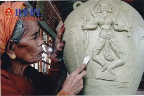 Đệ trình UNESCO công nhận Nghệ thuật làm gốm của người Chăm là di sản văn hóa phi vật thể của nhân loại