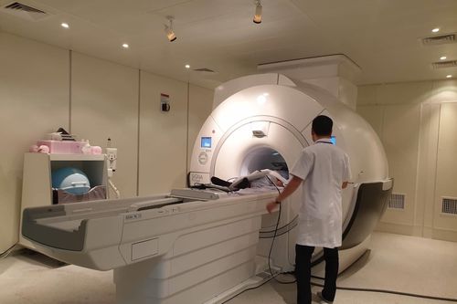 Ứng dụng hệ thống kỹ thuật cao chẩn đoán, điều trị bệnh truyền nhiễm