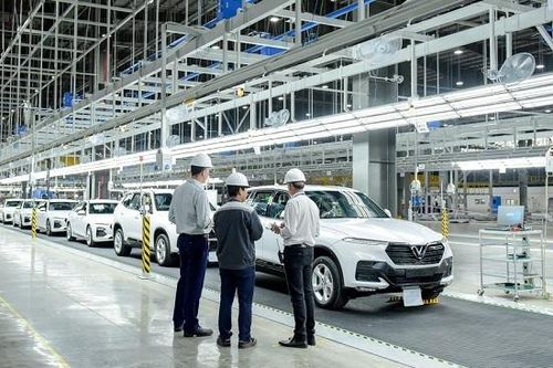 VinFast xuất lô xe đầu tiên ra nước ngoài kiểm thử