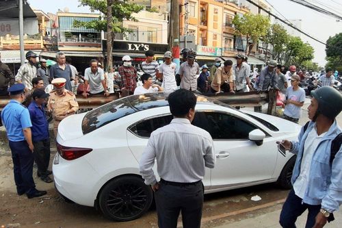 Tài xế ngang nhiên đậu ô tô suốt 2 tiếng đồng hồ trên đường ray bị phạt 4 triệu đồng