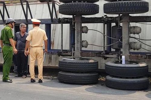 Lật container xe đầu kéo, 3 người bị đè chết