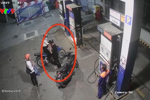 Nhân viên cây xăng bị đâm vì nhắc khách không nghe điện thoại