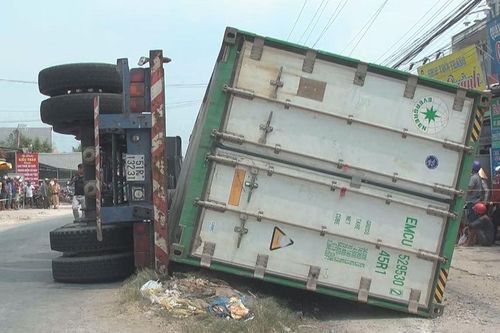 3 mẹ con, bà cháu tử vong khi thùng xe đầu kéo đổ đè trúng