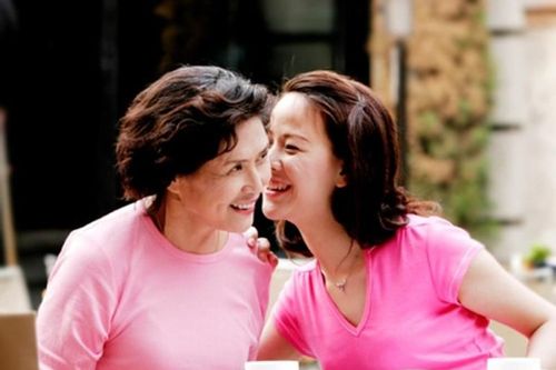 Mẹ chồng Tây nhà người ta: Chiều hết nấc con dâu
