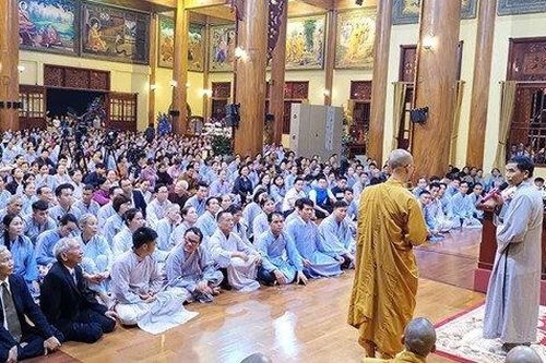 Nửa tháng tắm 1 lần và những quy định quái đản tại chùa Ba Vàng