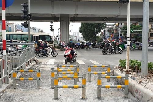 Lắp rào chắn ngăn xe máy đi vào làn đường dành riêng cho người đi bộ ven sông Tô Lịch