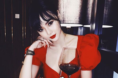 Em gái Angela Phương Trinh xinh đẹp, quyến rũ hơn khi bớt khoe thân
