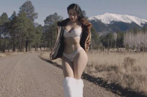 Vẻ nóng bỏng của hot girl sở hữu vòng ba 101 cm