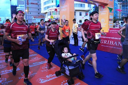 Những hình ảnh 'đốn tim' trên đường chạy marathon Tiền Phong