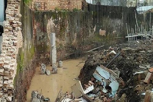 Xem bố làm việc, bé gái 8 tuổi bị tường sập đè tử vong