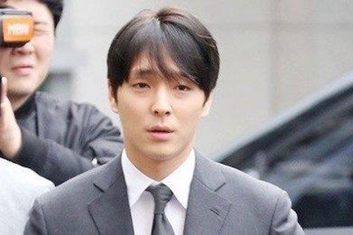 Vợ cựu cảnh sát Nhà Xanh phủ nhận quen biết Choi Jong Hoon
