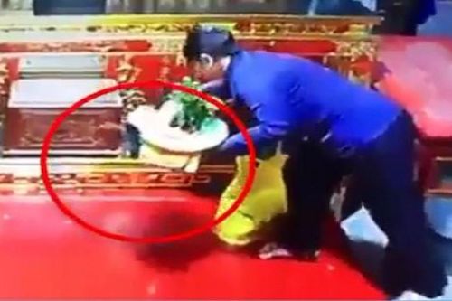 Truy tìm người phụ nữ trộm túi xách ở hội Phủ Dầy