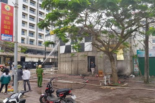 Cháy lớn trong quán bar ở Cửa Lò