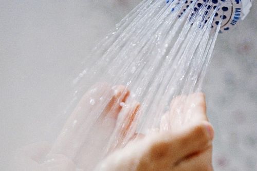 Mẹ đổ nước nóng vào chậu tắm trước, con vô ý bị bỏng 30% cơ thể