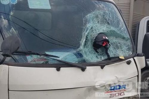 Tông trực diện đầu xe tải, đôi vợ chồng mới cưới chết thảm