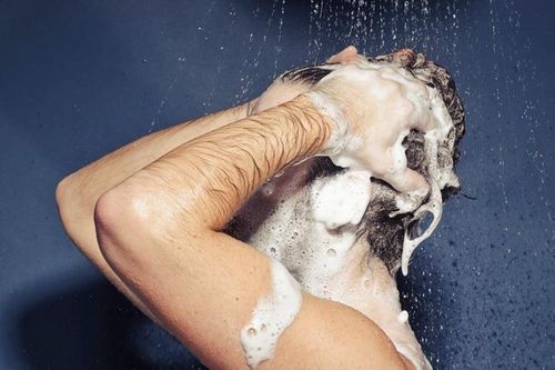 Người đàn ông suýt mất mạng vì gội đầu bằng thuốc trừ sâu