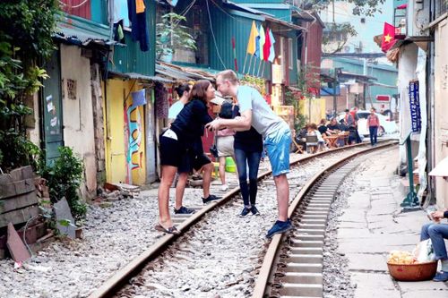 Khách nước ngoài trải nghiệm cảm giác tại 'xóm đường tàu' Hà Nội