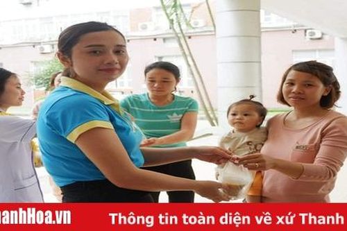 Ấm áp chương trình 'Bát cháo tình thương' cho bệnh nhi nghèo