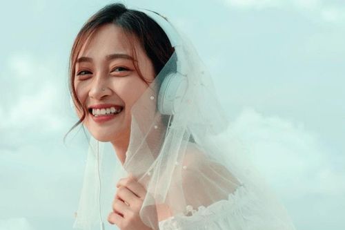 Cô gái đẹp như nàng thơ, mặc áo cô dâu hát 'Cầu hôn' gây sốt là ai?