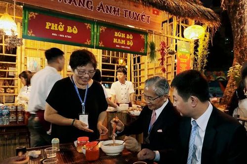 Du khách 'no bụng' với ẩm thực Nhật Bản và Việt Nam