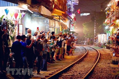 Xem Tây 'thách thức tử thần' ở xóm đường tàu Hà Nội