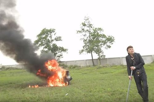 Vì sao Khá Bảnh đập xe máy đổi xe điện trong video gây tranh cãi trên YouTube?