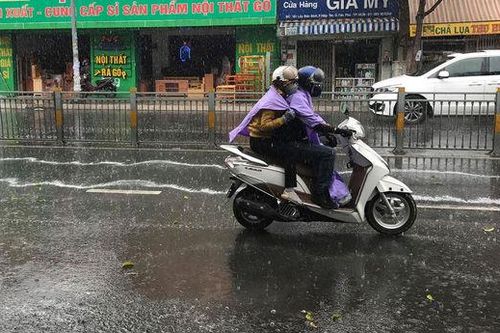Tuần này mưa dông nhưng Nam Bộ vẫn nóng, TP.HCM 36-37 độ C