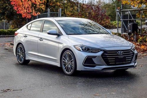Giá xe Hyundai Elantra tiếp tục giảm, chờ ngày ra mắt phiên bản mới