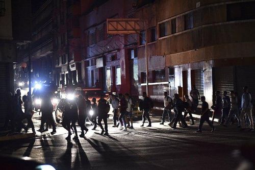 Không có điện và nước sinh hoạt, dân Venezuela biểu tình trước dinh Tổng thống