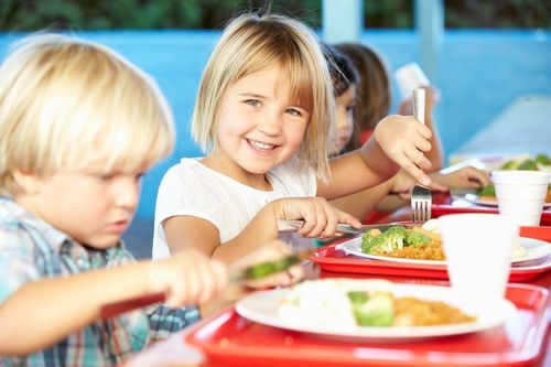 Một ngày hoạt động của trẻ tiểu học sẽ tiêu tốn bao nhiêu năng lượng?