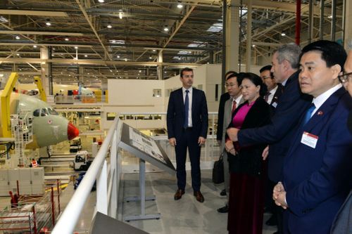Hình ảnh Chủ tịch Quốc hội chứng kiến lễ bàn giao máy bay tại Toulouse