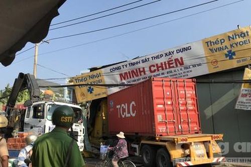 Xe container hất văng xe tải, 'lủi' vào nhà dân ở Sài Gòn