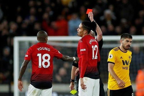 Young bị đuổi, Smalling phản lưới, MU gặp khó trong cuộc chiến top 4