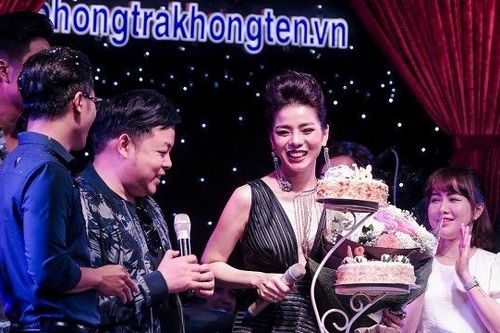 Lệ Quyên xúc động khi mừng sinh nhật tuổi 38 cùng bạn bè