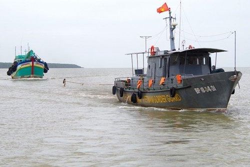 Lai dắt tàu cá cùng 7 ngư dân gặp nạn ở Hoàng Sa về đất liền
