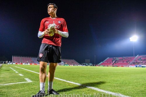 Đội bóng của Đặng Văn Lâm: Ứng viên vô địch phải lo trụ hạng!