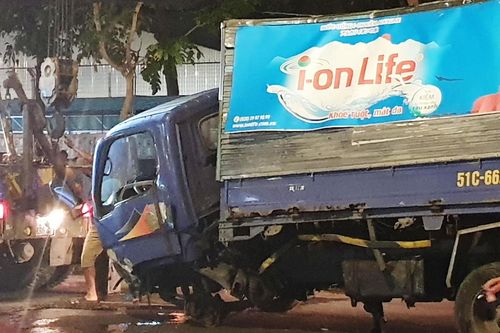 Va vào dải phân cách sắt, ôtô tải rớt bánh ra ngoài