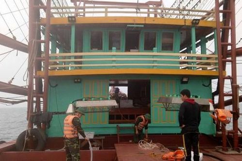 Cứu 8 thuyền viên gặp nạn trên biển khi đang khai thác thủy sản