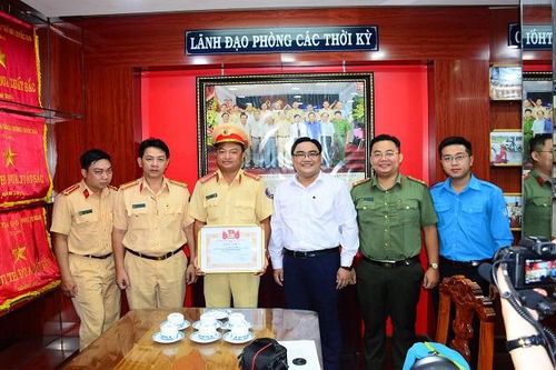 Thành Đoàn TP. HCM khen thưởng Đội CSGT An Sương sau vụ triệt phá đường dậy vận chuyển 900 bánh heroin