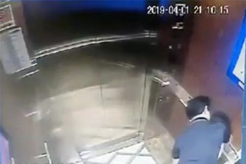 Vì sao thang máy là nơi nhiều 'dê xồm' chọn để dở trò đồi bại?
