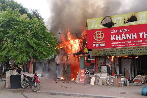 Hà Nội: Cửa hàng thịt chó bốc cháy lan sang hàng loạt cửa hàng