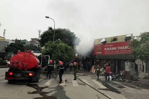 Cháy lớn quán thịt chó ở Hà Nội, hai cửa hàng khác 'vạ lây'