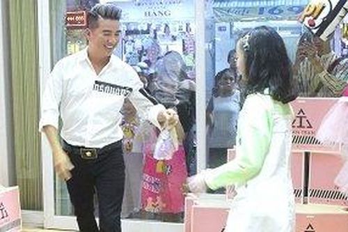 Đàm Vĩnh Hưng tự tin hướng dẫn kỹ năng catwalk cho các mẫu nhí