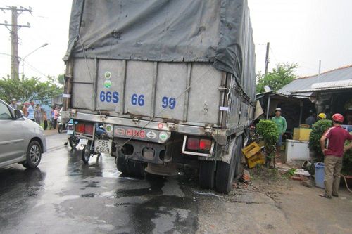 Đang ngồi bán thịt chó, nữ tiểu thương bị xe tải tông chết