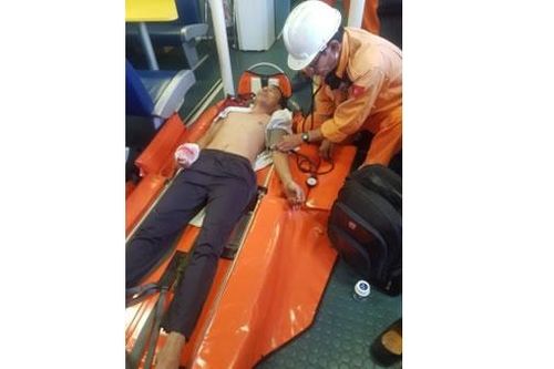 Cấp cứu thuyền viên bị tai nạn lao động ở vùng biển Hoàng Sa