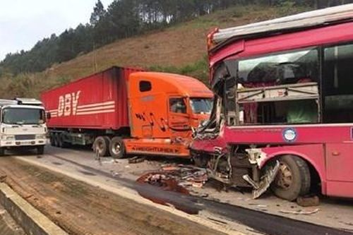 Xe container lấn làn đấu đầu xe khách, QL6 ùn tắc nghiêm trọng