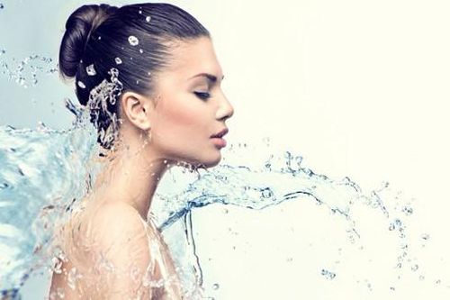 Lý do không nên tắm khuya để tránh đột quỵ