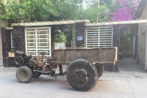 Bất ngờ lao ra đường, bé 4 tuổi bị xe công nông cán tử vong