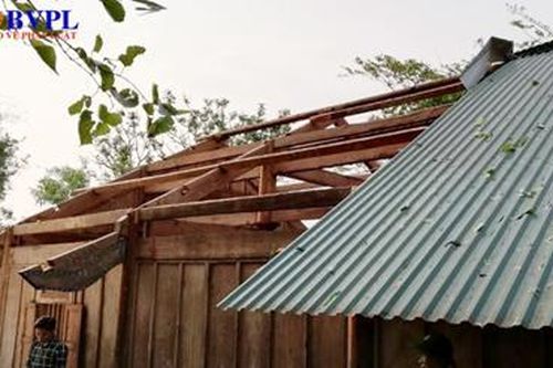 Mưa đá 'oanh tạc' tàn phá nhiều nhà cửa và hoa màu ở Nghệ An