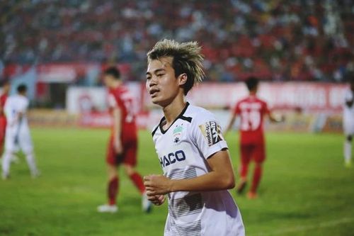 Cận cảnh Văn Toàn ngồi lủi thủi một mình với 'khuôn mặt đáng thương' ở một góc sân Lạch Tray